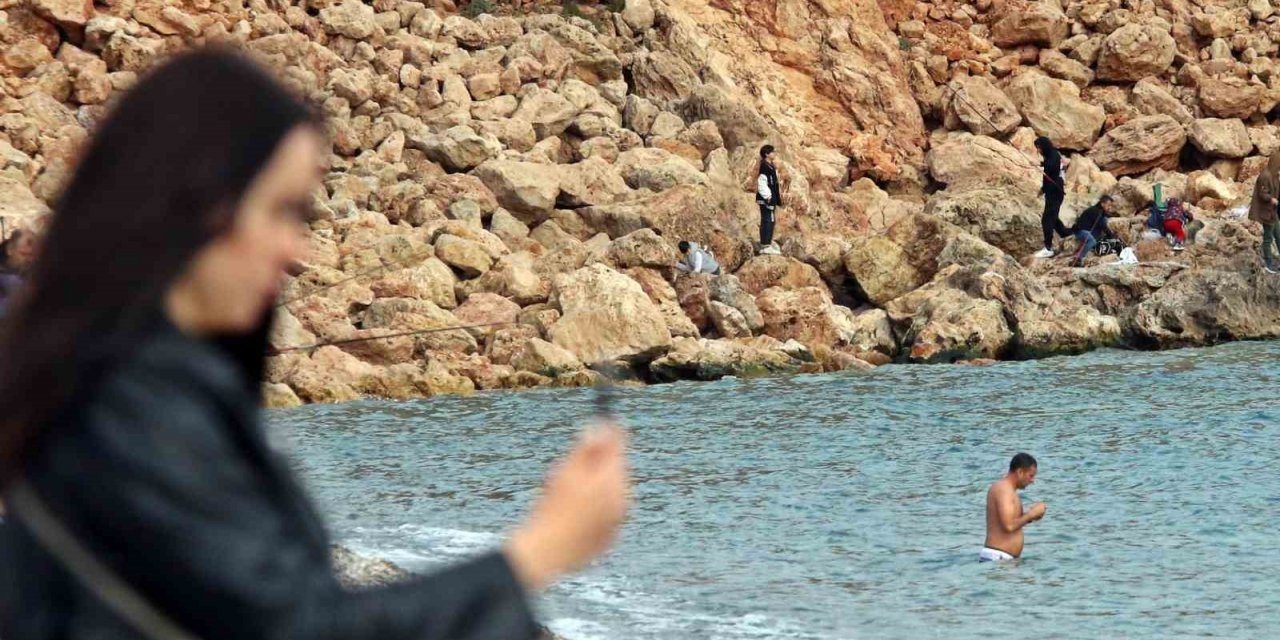 Türkiye’de kar esareti, Antalya’da deniz keyfi