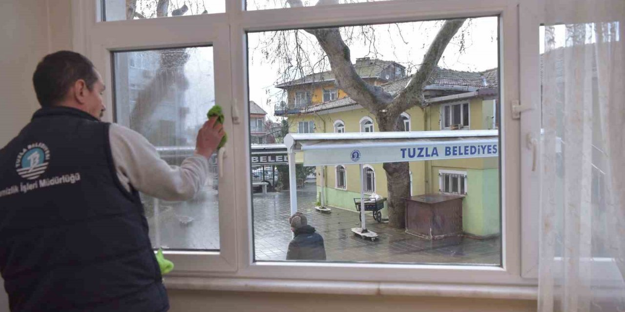 Tuzla’da yaşlı ve ihtiyaç sahibi vatandaşların evleri düzenli olarak temizleniyor