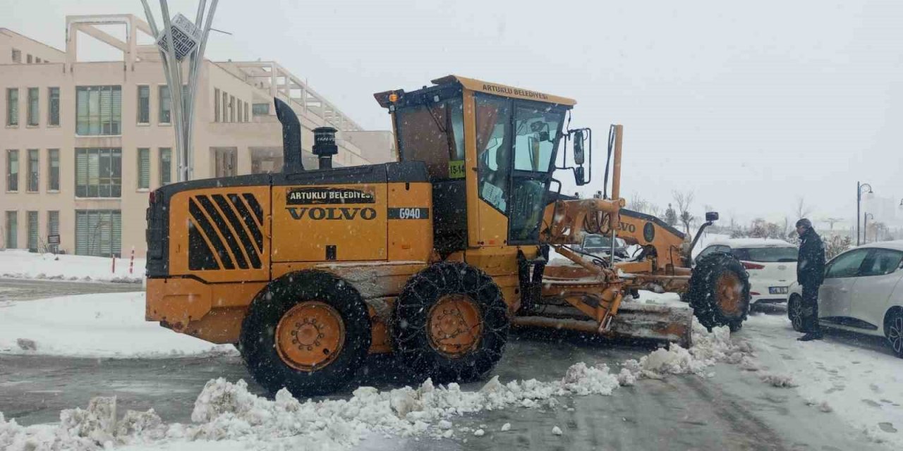 Artuklu Belediyesinden kar mesaisi