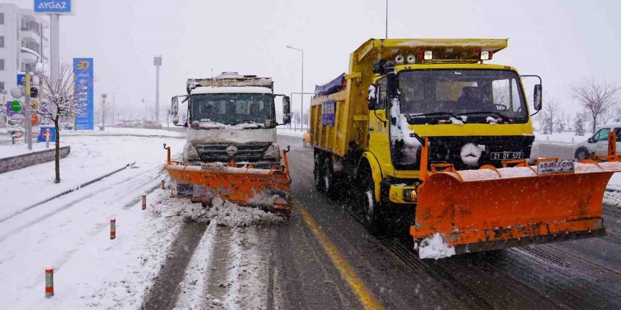 Diyarbakır geneli ekiplerin karla mücadele çalışmaları devam ediyor