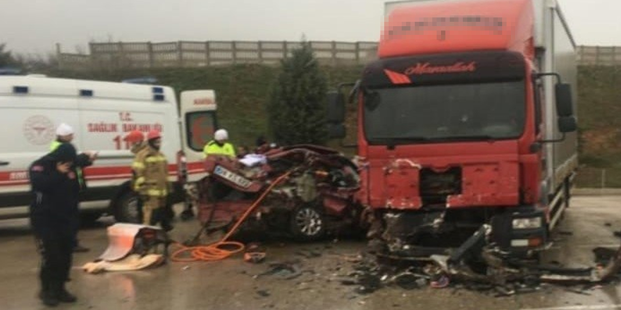 Bursa’da otomobil ile kamyon çarpıştı! Şerife, Hacer ve Yavuz Selim Mert ile Eşref ve Hatice Giren hayatını kaybetti