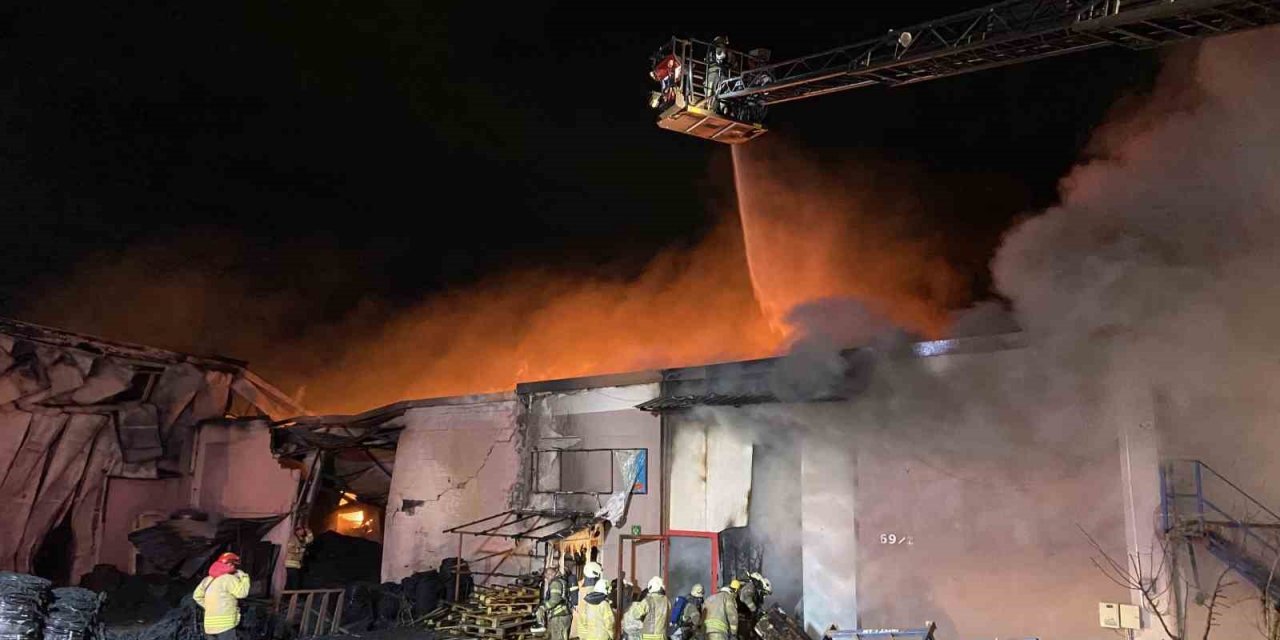 Çatalca’da plastik fabrikası alev alev yandı