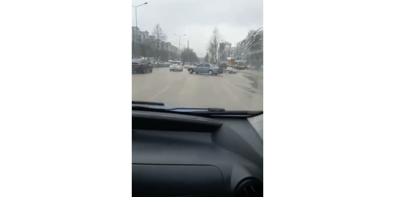 Bursa’da kayganlaşan yolu fırsat bildi, drift atarak ilerledi