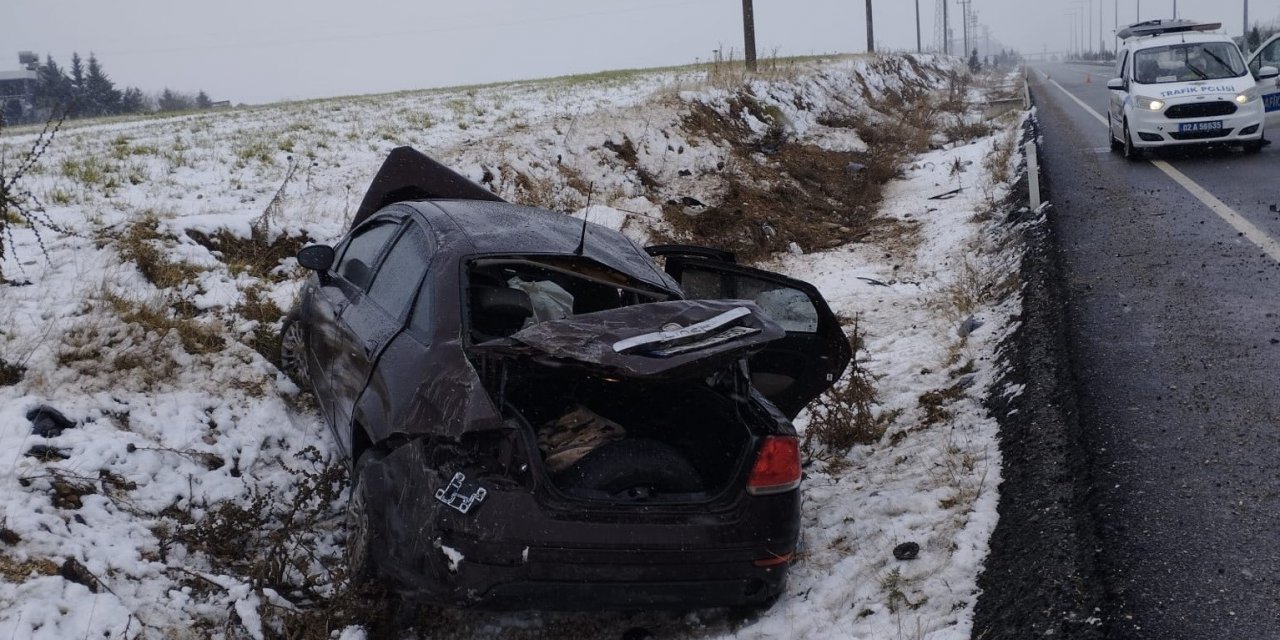 Kayganlaşan yolda otomobil takla attı: 4 yaralı