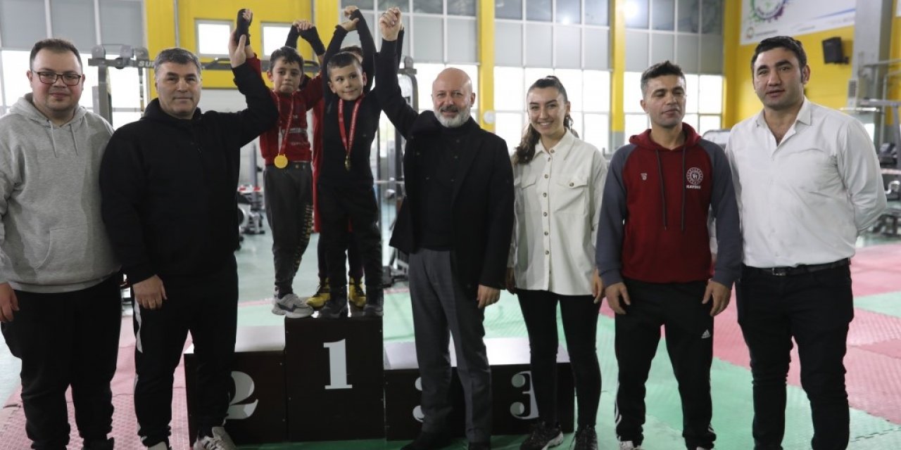 Başkan Çolakbayrakdar; “Şampiyon sporcular yetiştiriyoruz”