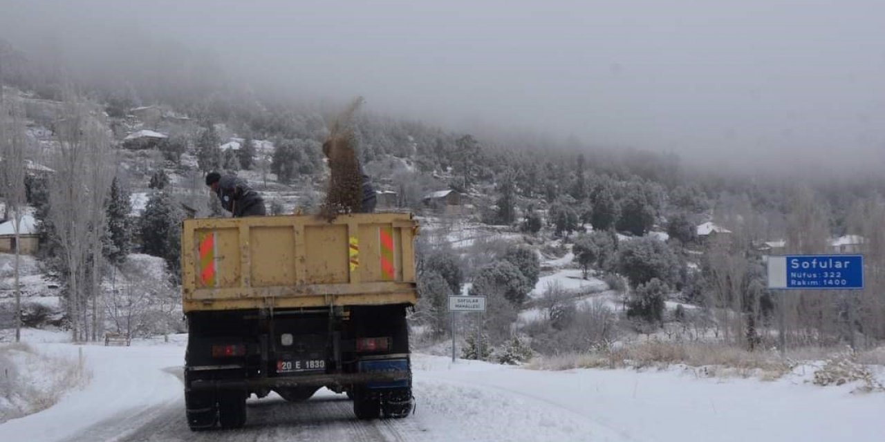 Çameli’de belediye ekiplerinin kar mücadelesi sürüyor