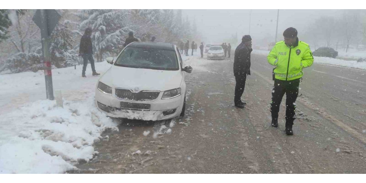 Karda kayan otomobil yayalara çarptı: 5 yaralı
