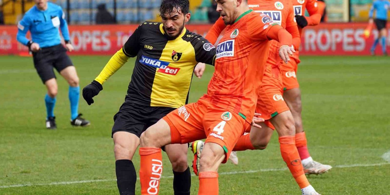 Spor Toto Süper Lig: İstanbulspor: 0 - Alanyaspor: 0 (İlk yarı)