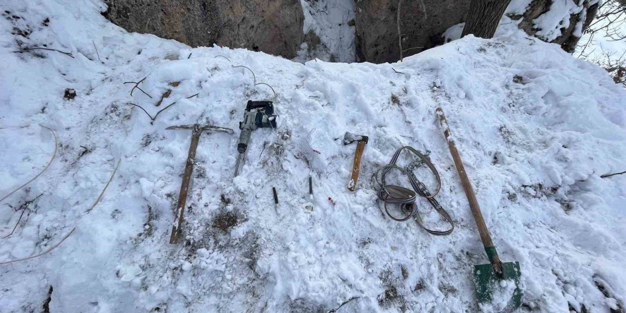 İzinsiz kazı yapan 4 kişiye gözaltı: plastik boru içerisinde patlayıcı ele geçirildi