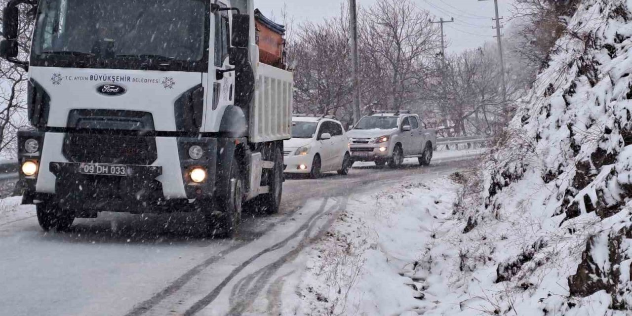 Büyükşehir ekipleri, karla mücadele çalışmalarına devam ediyor