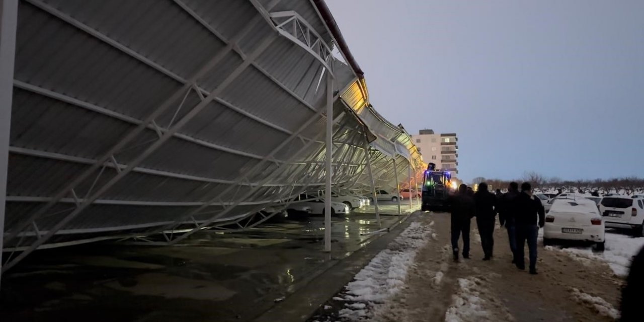 Siverek’te Oto Galericiler Sitesi’nin çatısı çöktü, onlarca araç altında kaldı