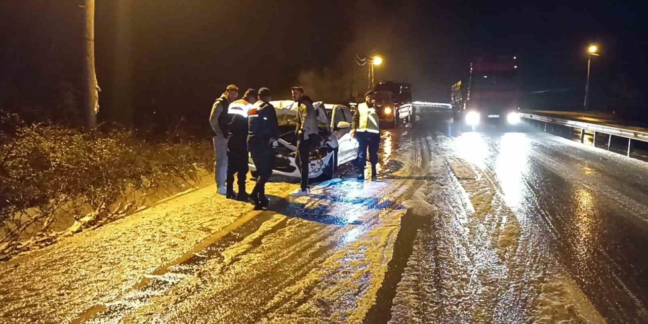 Kar yağışı zincirleme kazaya neden oldu: 3 yaralı