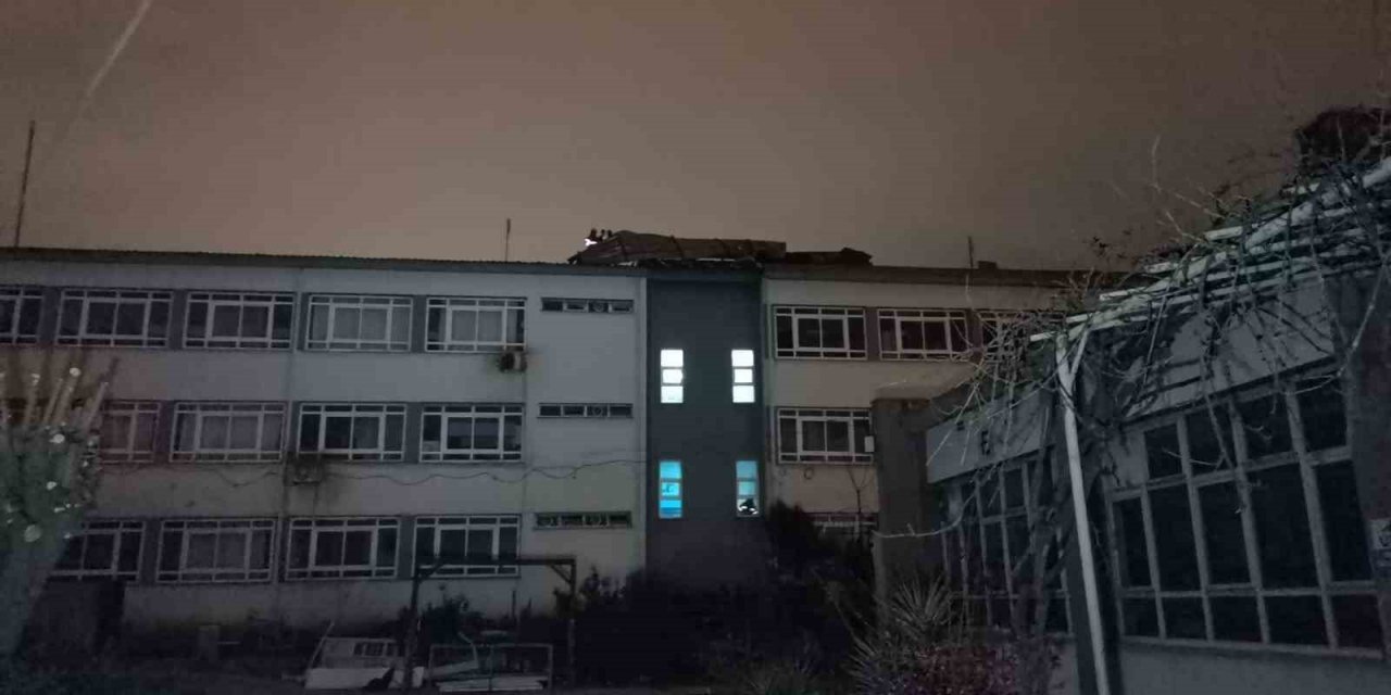 İzmir’de uçan çatı binaya çarptı, ev sahibi korku dolu anlar yaşadı