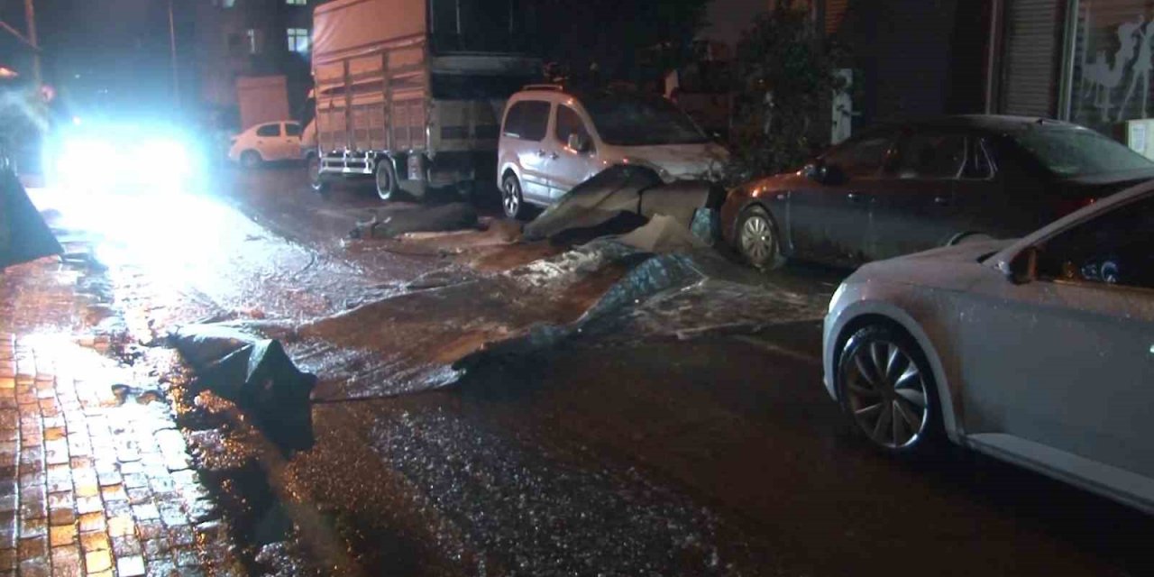 Küçükçekmece’de çatı kaplaması uçtu, 2 araç hasar aldı