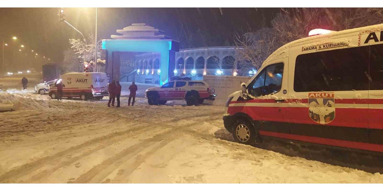 Karda mahsur kalan vatandaşlar tahliye ediliyor