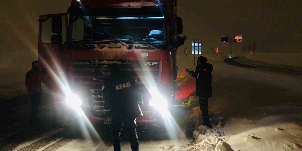 Bitlis’te yolda kalanların imdadına AFAD ve Kızılay yetişti