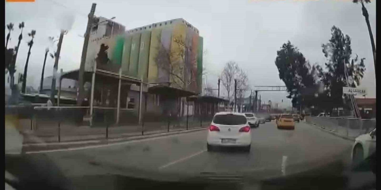 İzmir’deki ağaç devrilmeleri ve çatı uçmaları kamerada