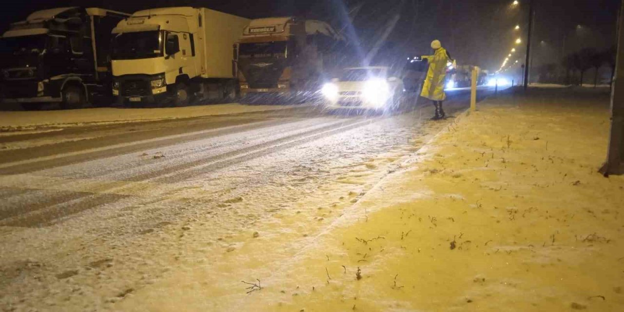 Afyonkarahisar-Antalya Kara Yolu yoğun kar yağışı nedeniyle tır geçişine kapatıldı