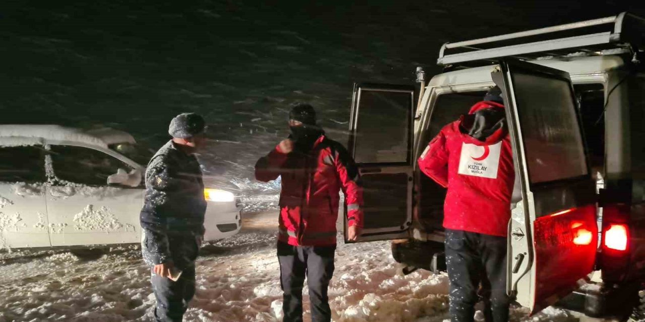 Muğla’da kar sebebi ile mahsur kalanlara kumanya dağıtıldı