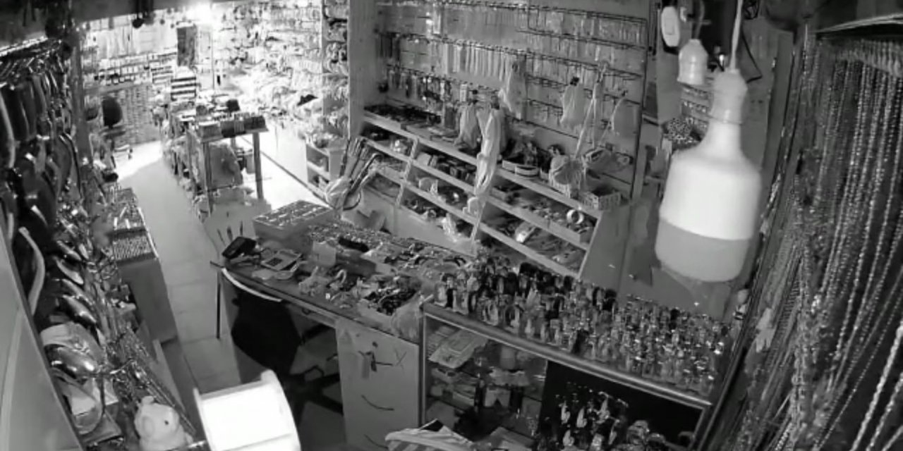 7.4’lük depremin şiddeti kameralara yansıdı