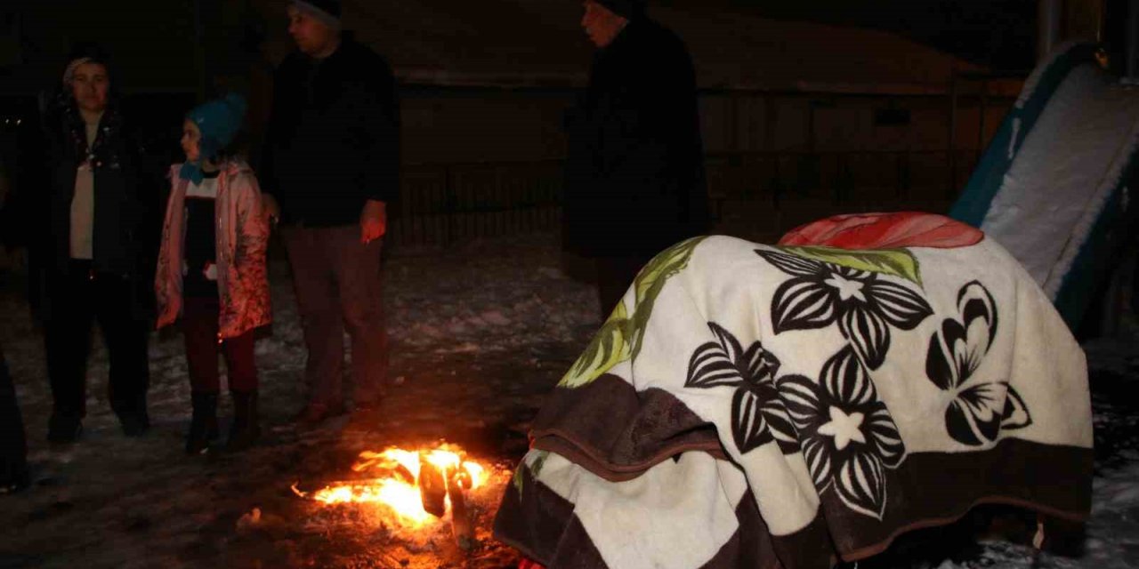 Elazığlılar geceyi dışarıda ateş yakarak geçiriyor