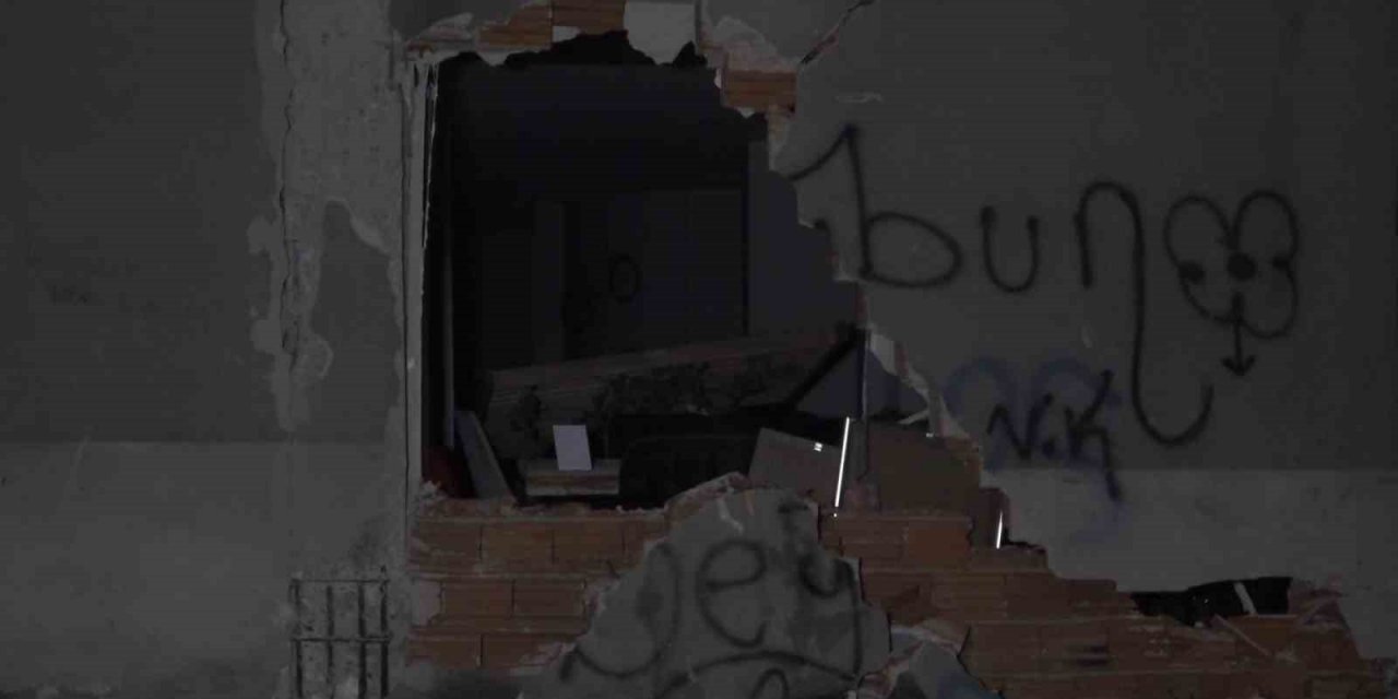 Elazığ’da 9 katlı binanın duvarları yıkıldı