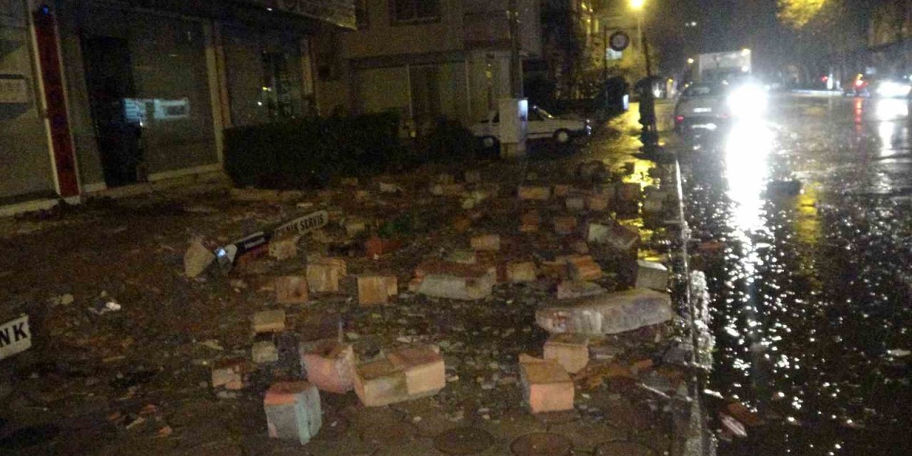 Kozan’da vatandaşlar pazar yeri ve kapalı spor salonunda toplandı