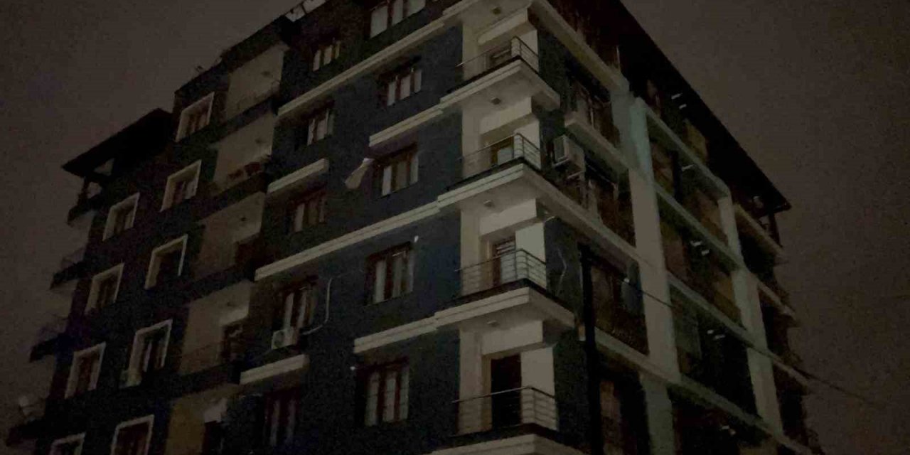 Hatay’da çöken binalarda kurtarma çalışmaları sürüyor