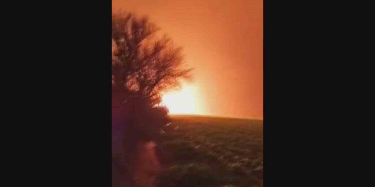 Depremin ardından doğal gaz boru hattı patladı