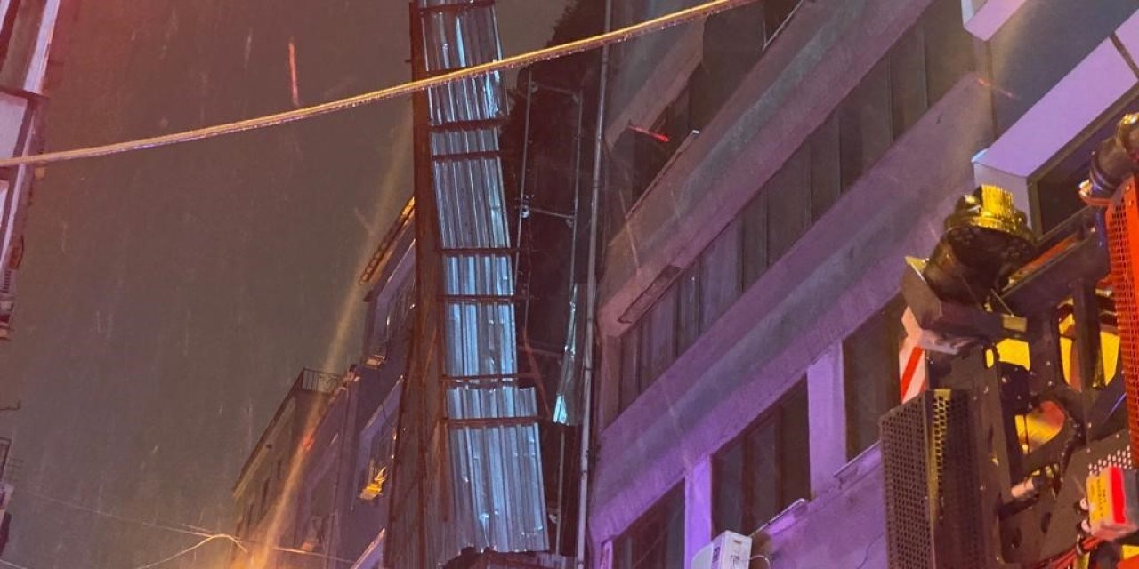 Beyoğlu’nda şiddetli rüzgar nedeniyle çelik saclarla kaplı olan dış cephe yerinden koptu
