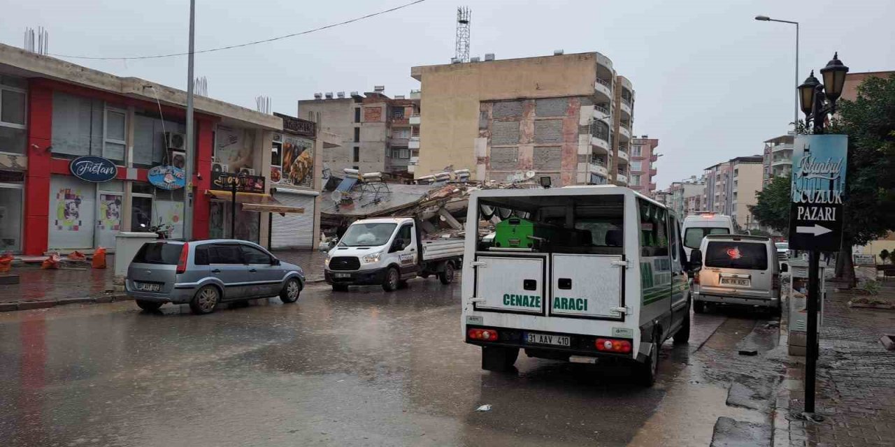 Hatay’da depremin yıkımı gün ağarınca ortaya çıktı