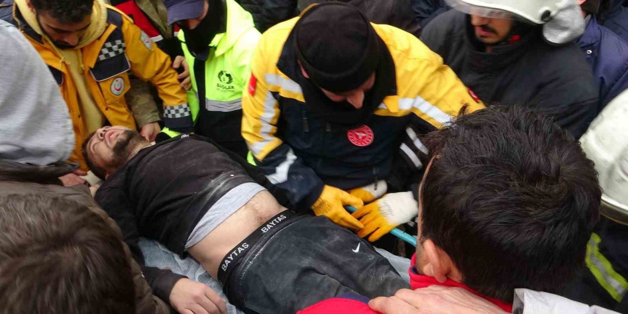 8 katlı binanın enkazından 1’i engelli 3 kişi kurtarıldı