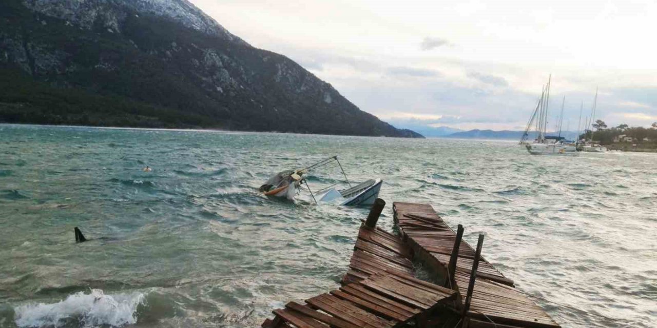Fırtına tekneleri batırdı, iskeleleri söktü