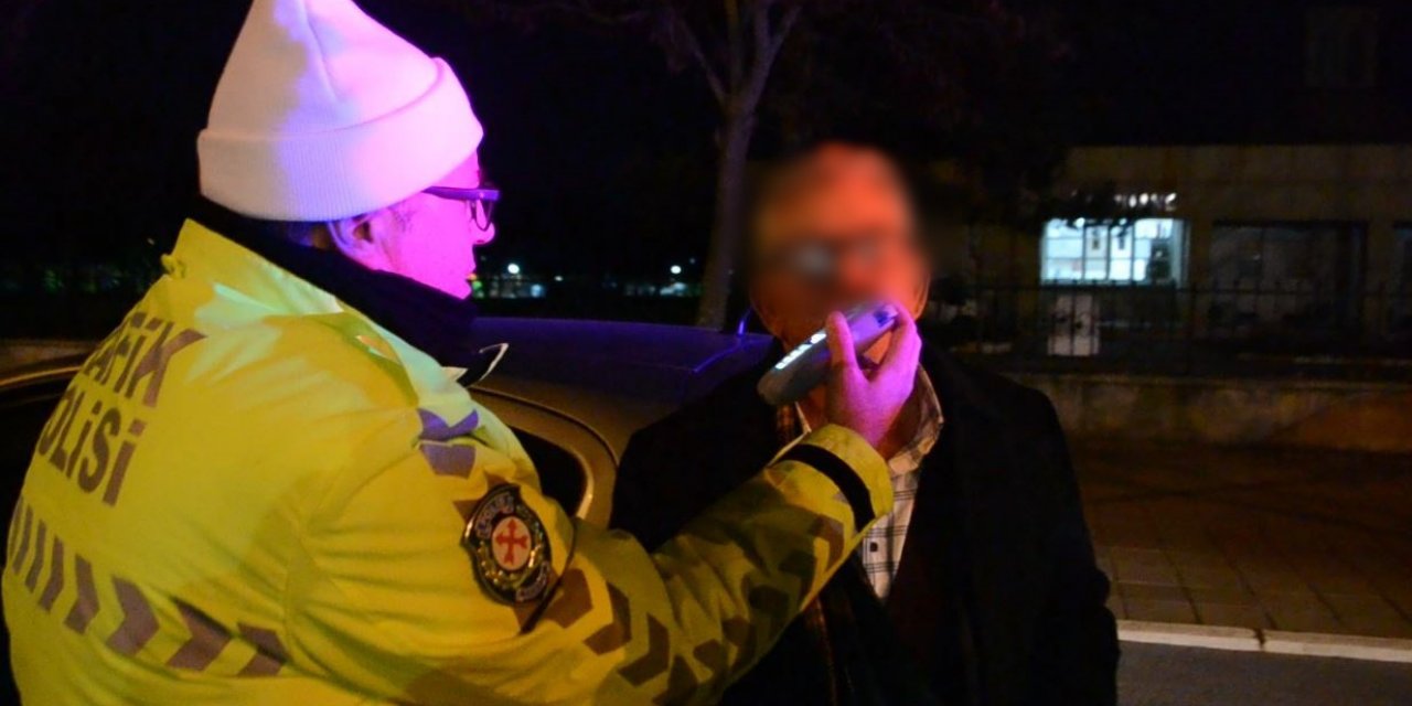 Ayakta duramayan alkollü sürücüden ilginç sözler: "Bu bana mı özel, durun az birini arayacağım"