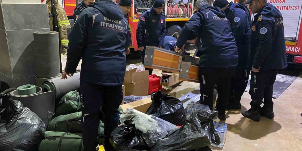 Bursa AFAD ve Büyükşehir İtfaiye Dairesi ekipleri deprem bölgesine doğru yola çıktı