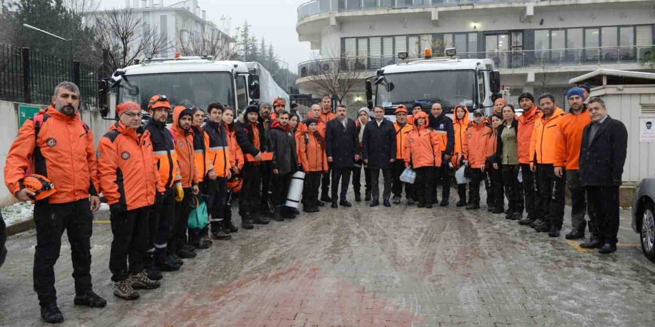 Yıldırım arama kurtarma ekipleri deprem bölgesine hareket etti