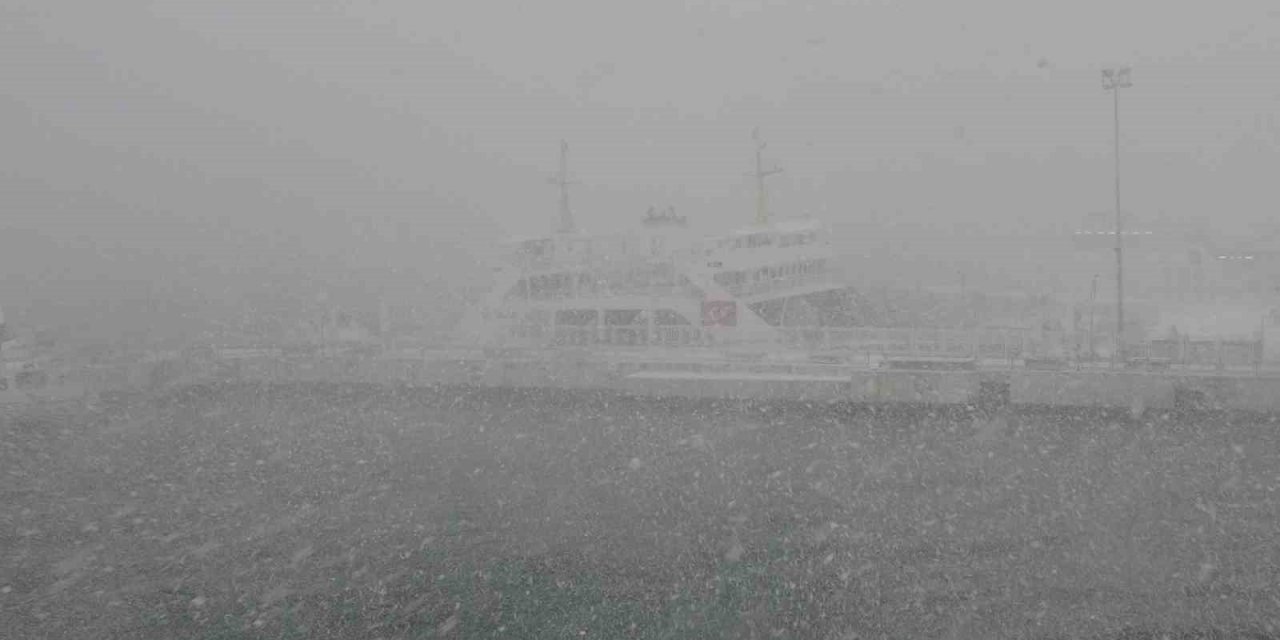 Yoğun kar yağışı nedeniyle Çanakkale-Kilitbahir seferleri durduruldu