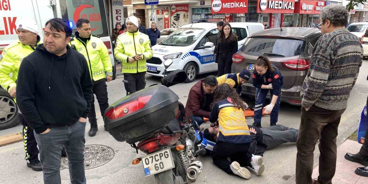 Motosiklet, otomobile arkadan çarptı: 1 yaralı