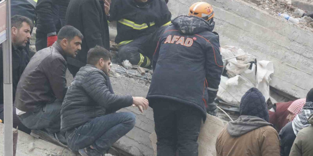 9 katlı binanın enkazında arama çalışmaları devam ediyor