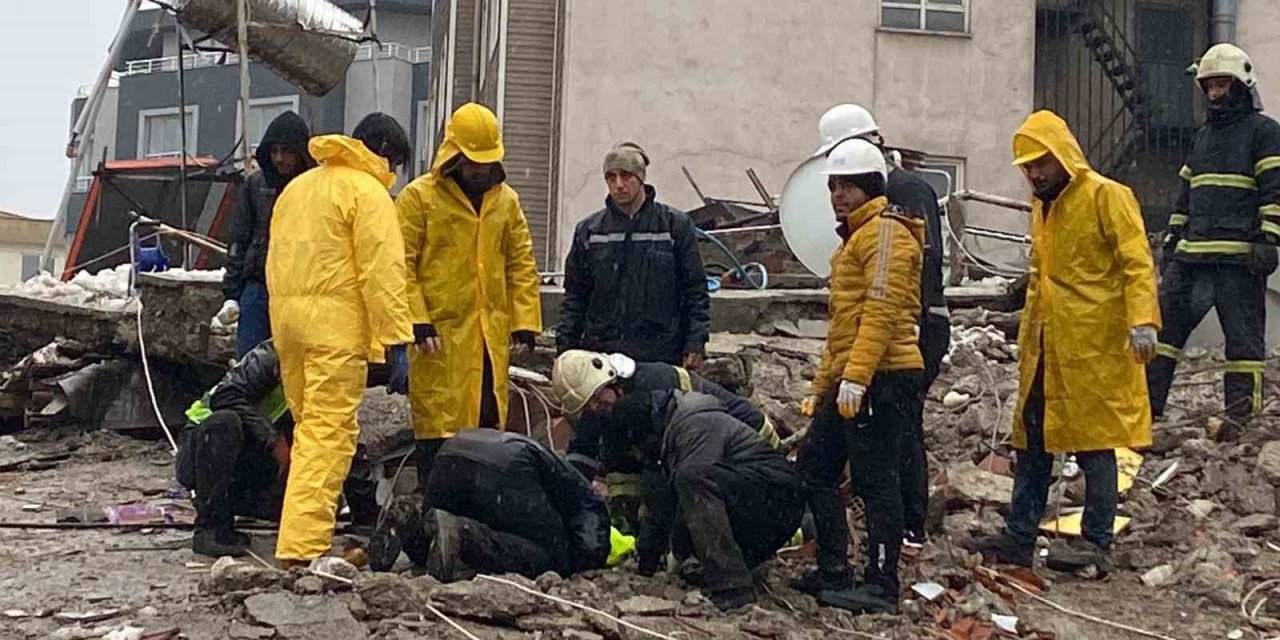 Enkaz altından ses gelince ekipler pür dikkat kesildi