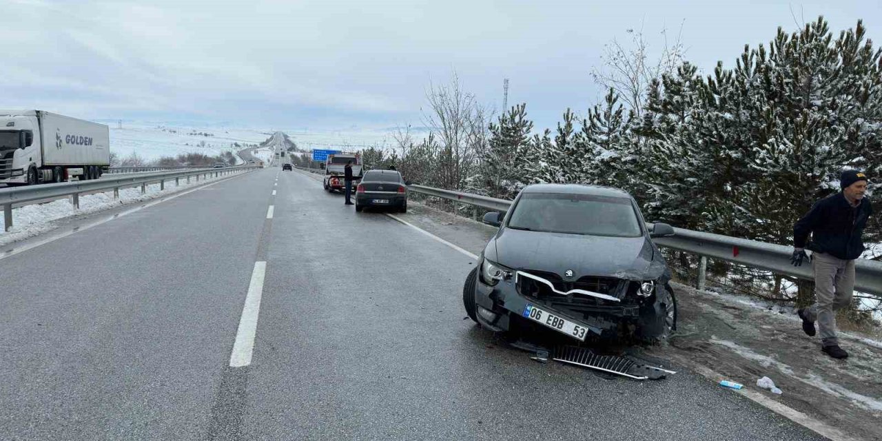 Buzlanan yollarda çok sayıda kaza meydana geldi