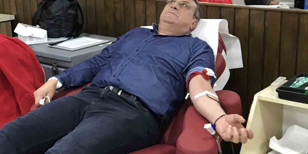 Depremzedelere yardım için kan merkezlerine koştular