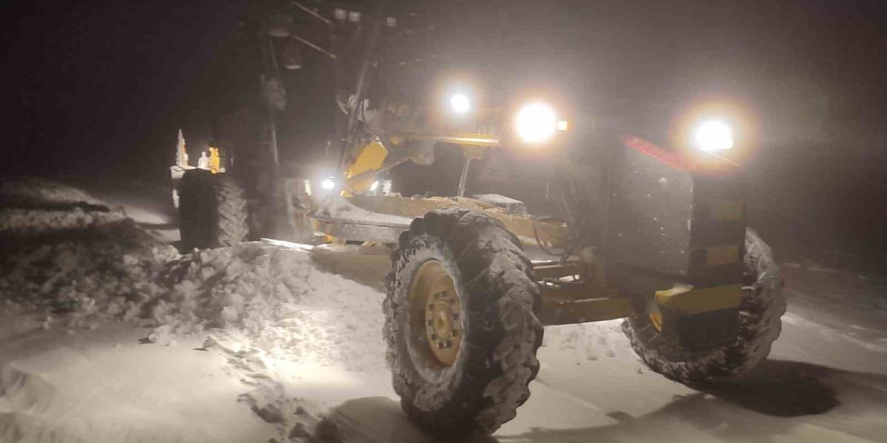 Karla mücadele ekipleri kapanan köy yollarını ulaşıma açtı