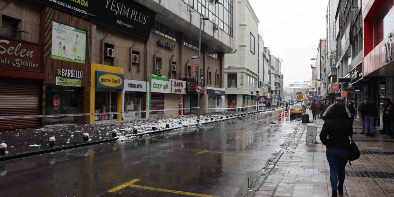 Kayseri’de depremin izleri gün ağarınca ortaya çıktı