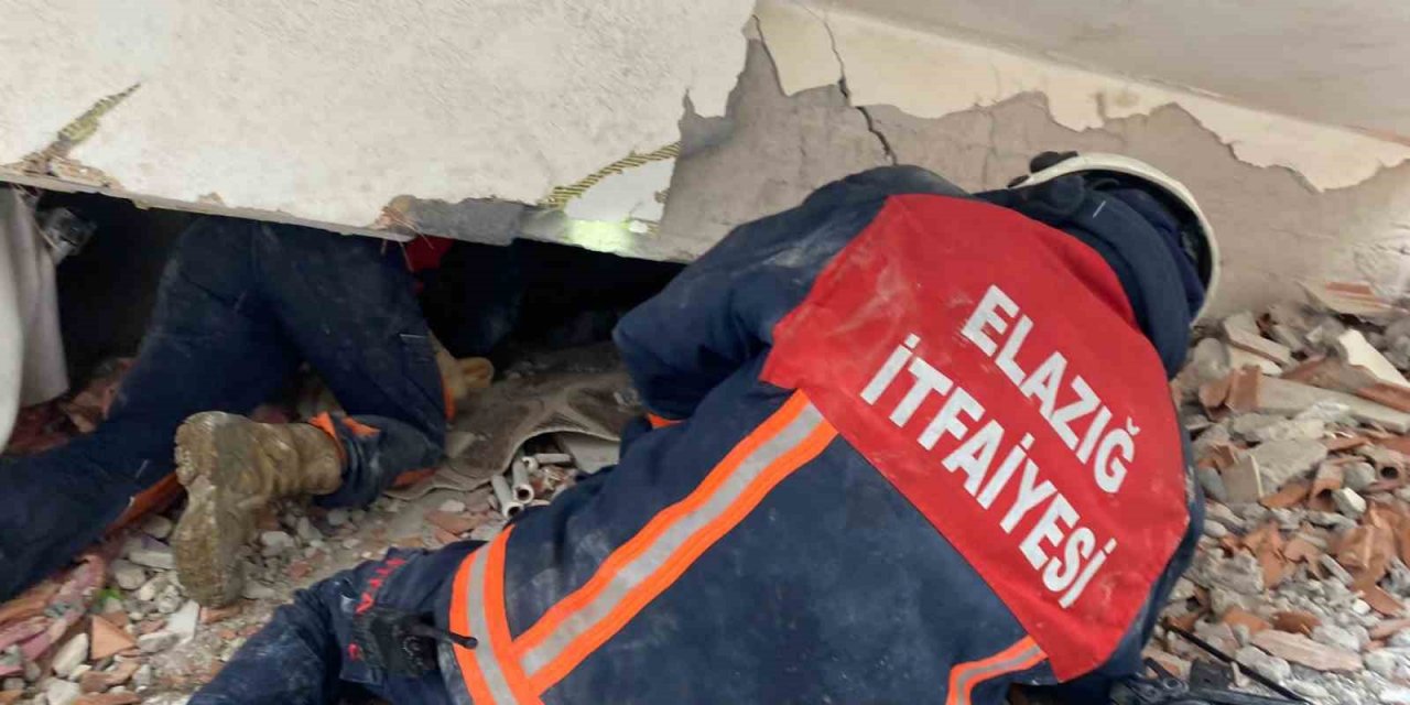 Elazığ Belediyesi itfaiye ekipleri, deprem bölgesinde