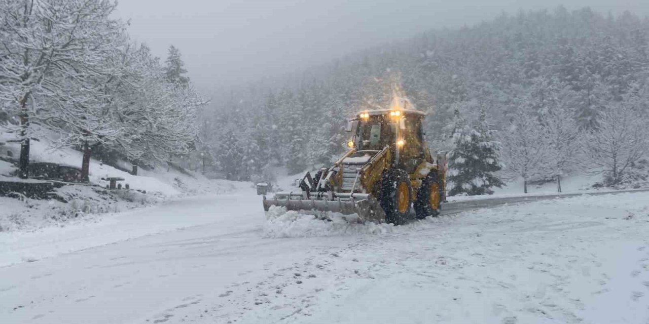 Antalya’nın Akseki ilçesinde 25 mahalle yolu kar sebebiyle kapalı