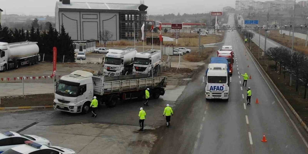 43 ilin geçiş güzergahında kar alarmı: AFAD yardım tırlarının dışındaki ağır tonajlı araçlar bekletildi