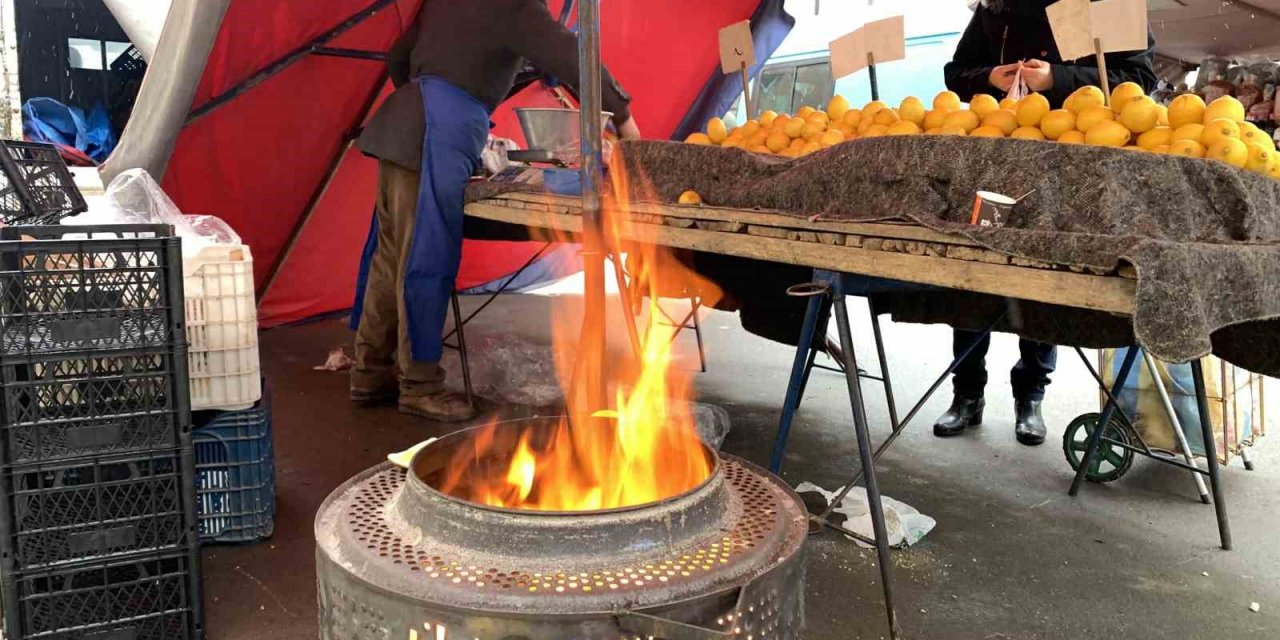 Pazar esnafının soğuk havayla mücadelesi sürüyor