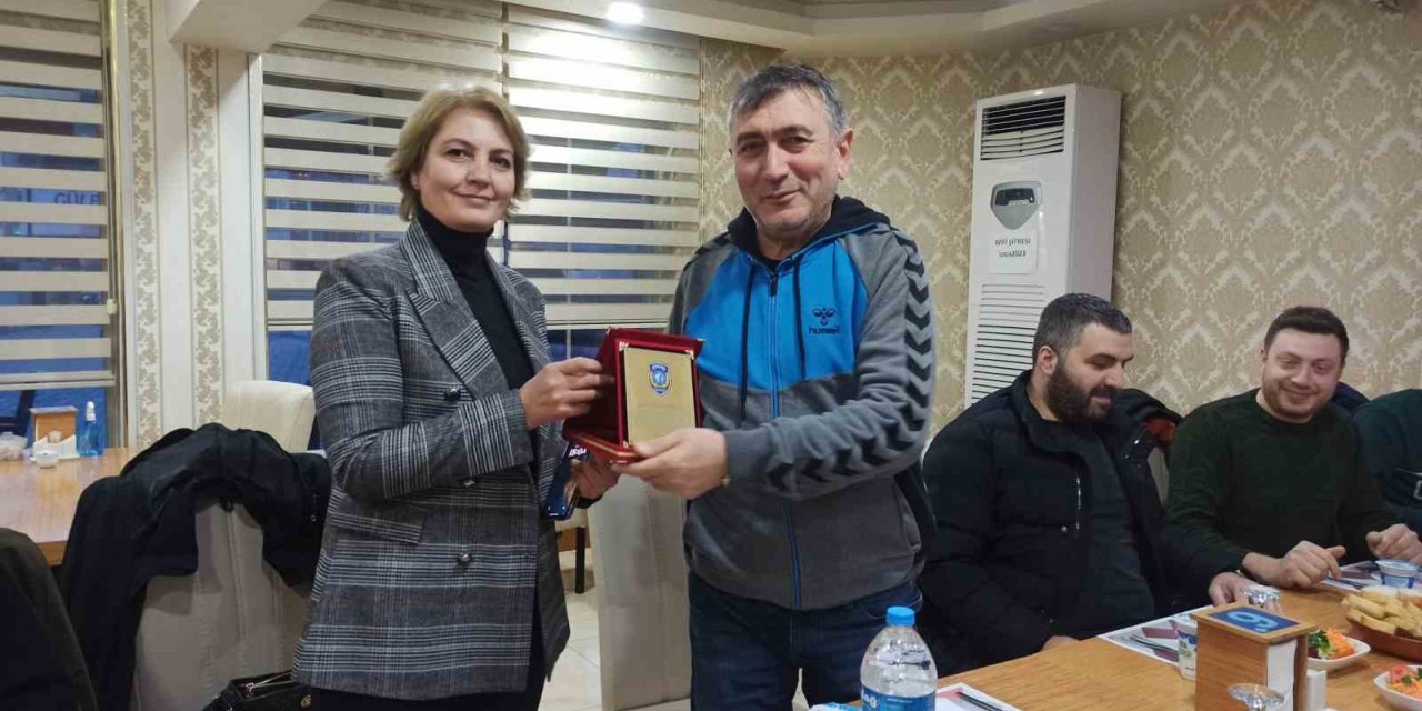 Emekliye ayrılan polis memuruna veda yemeği