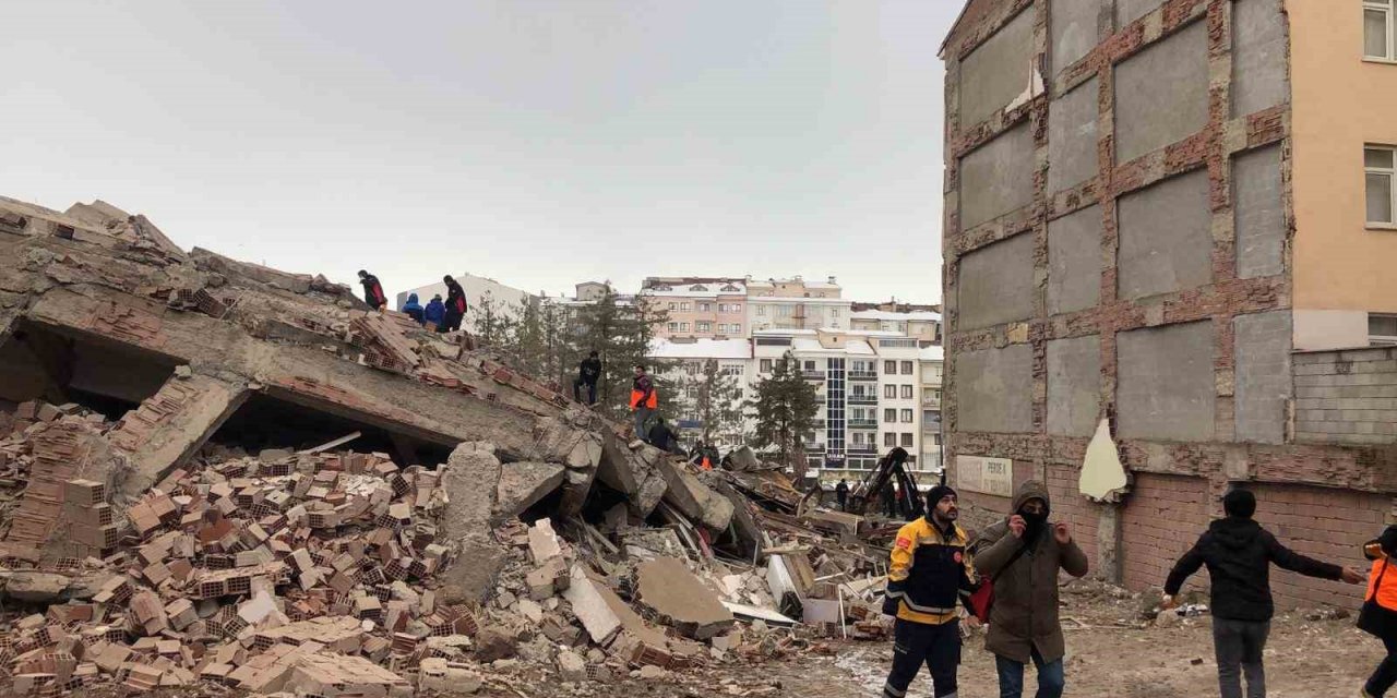 Elazığ bir bina çöktü, biri polis 4 kişinin olduğu tahmin ediliyor